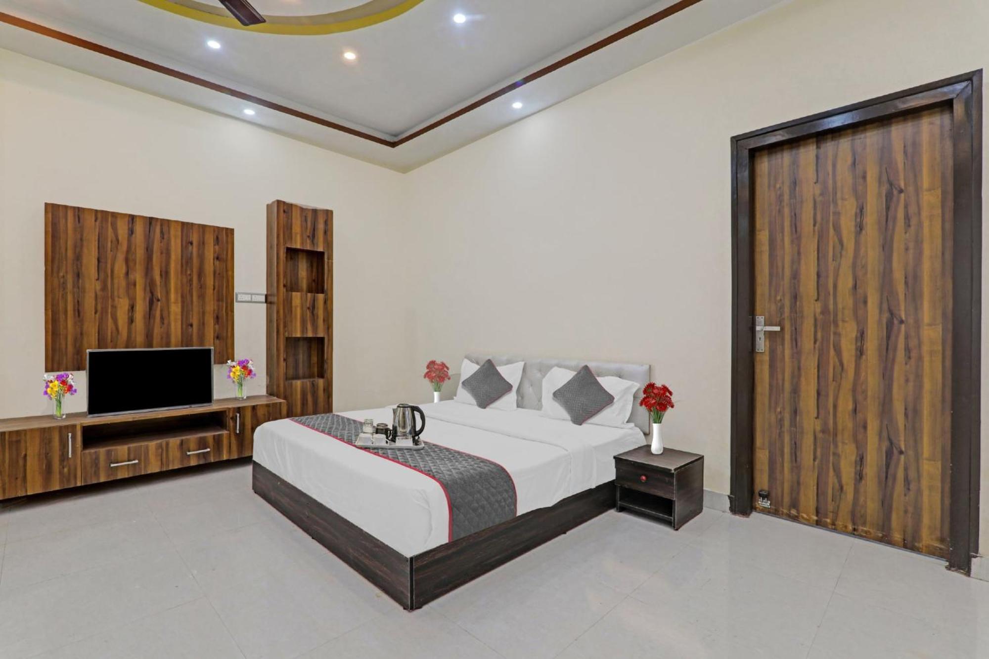 Townhouse Relax Inn Chinhat Экстерьер фото