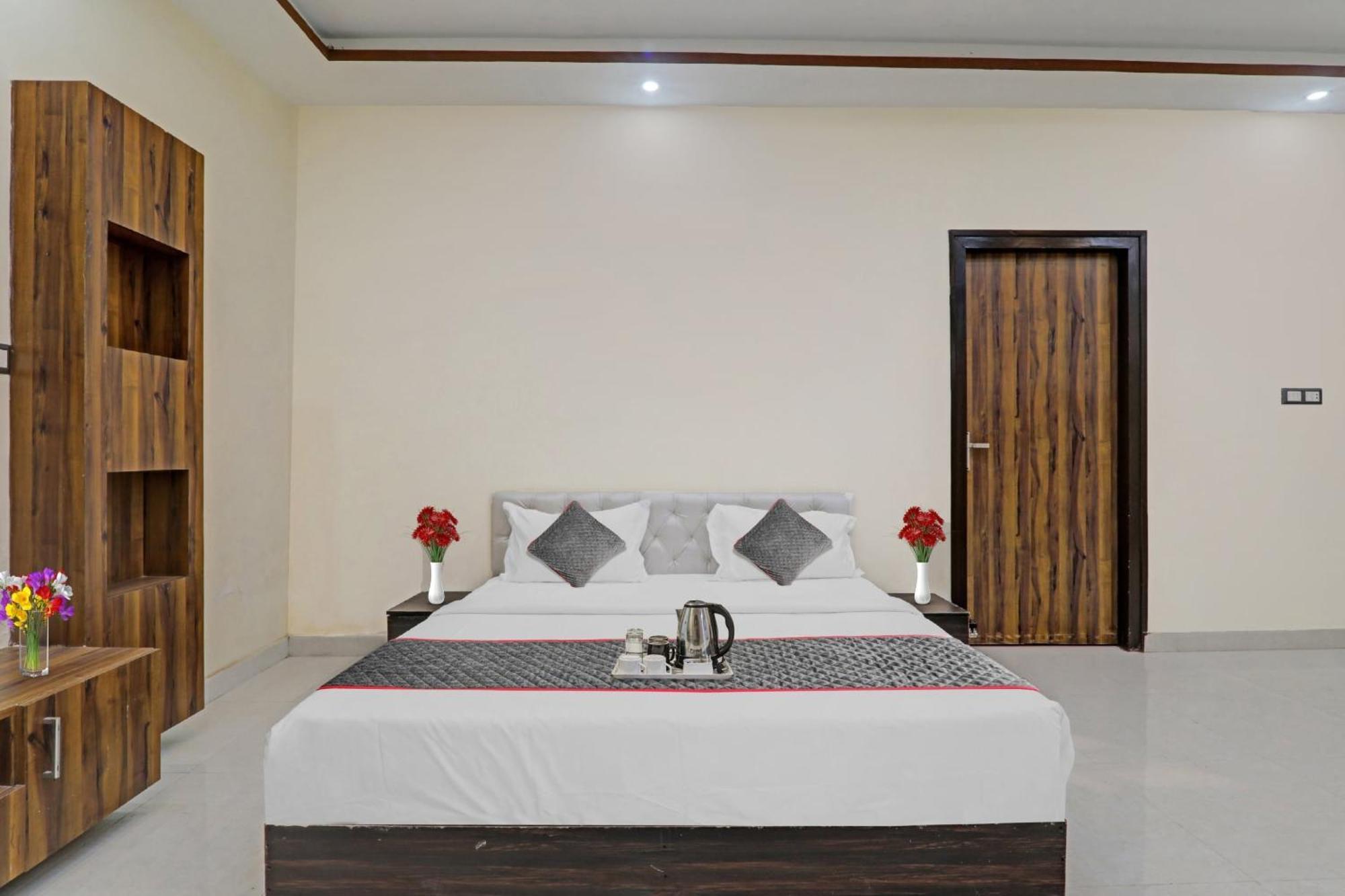 Townhouse Relax Inn Chinhat Экстерьер фото