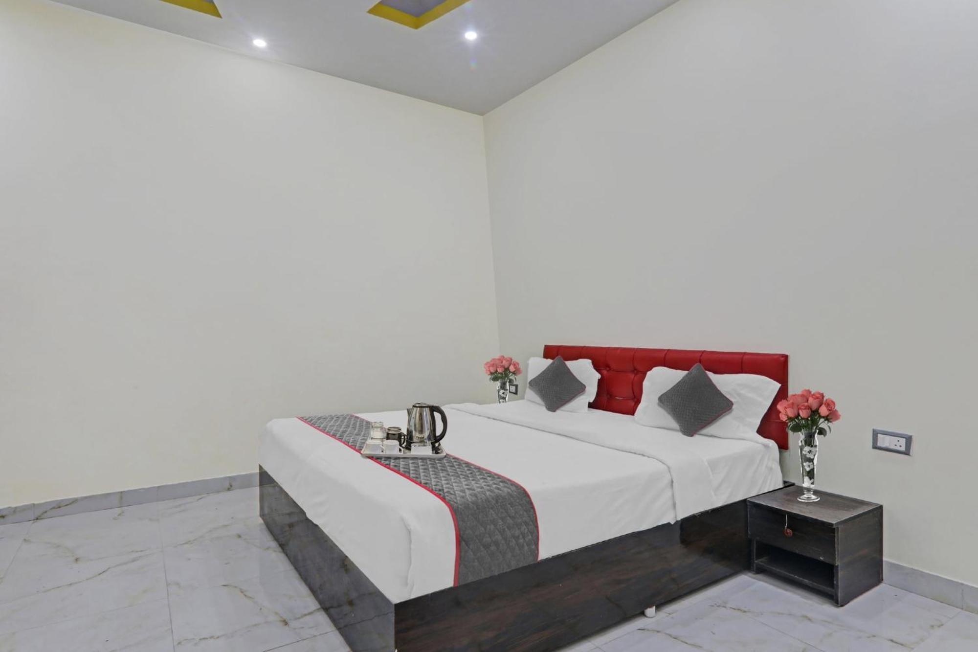 Townhouse Relax Inn Chinhat Экстерьер фото